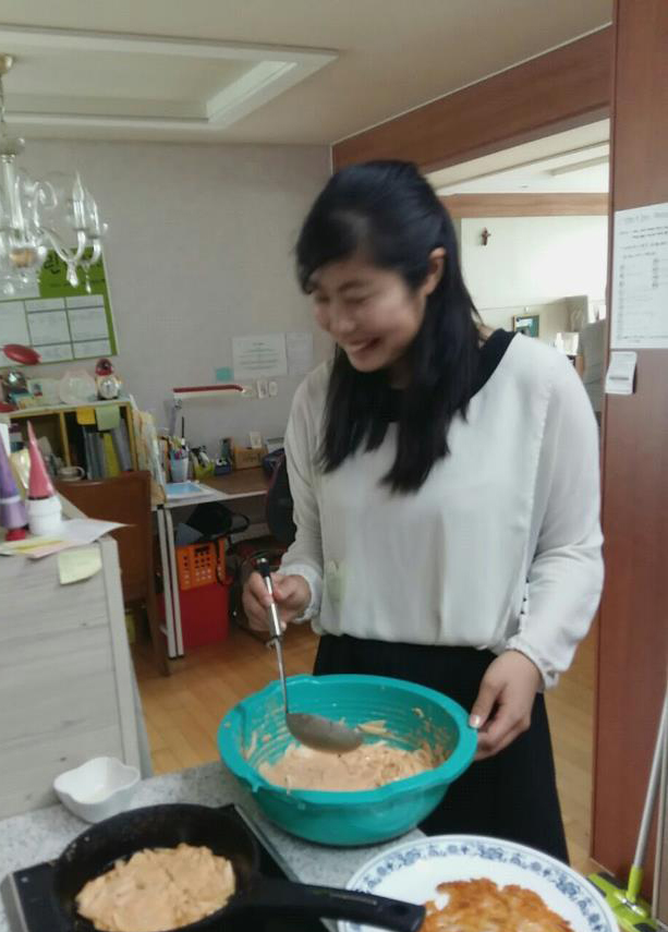 【芸術の秋、セラミック作品制作中】