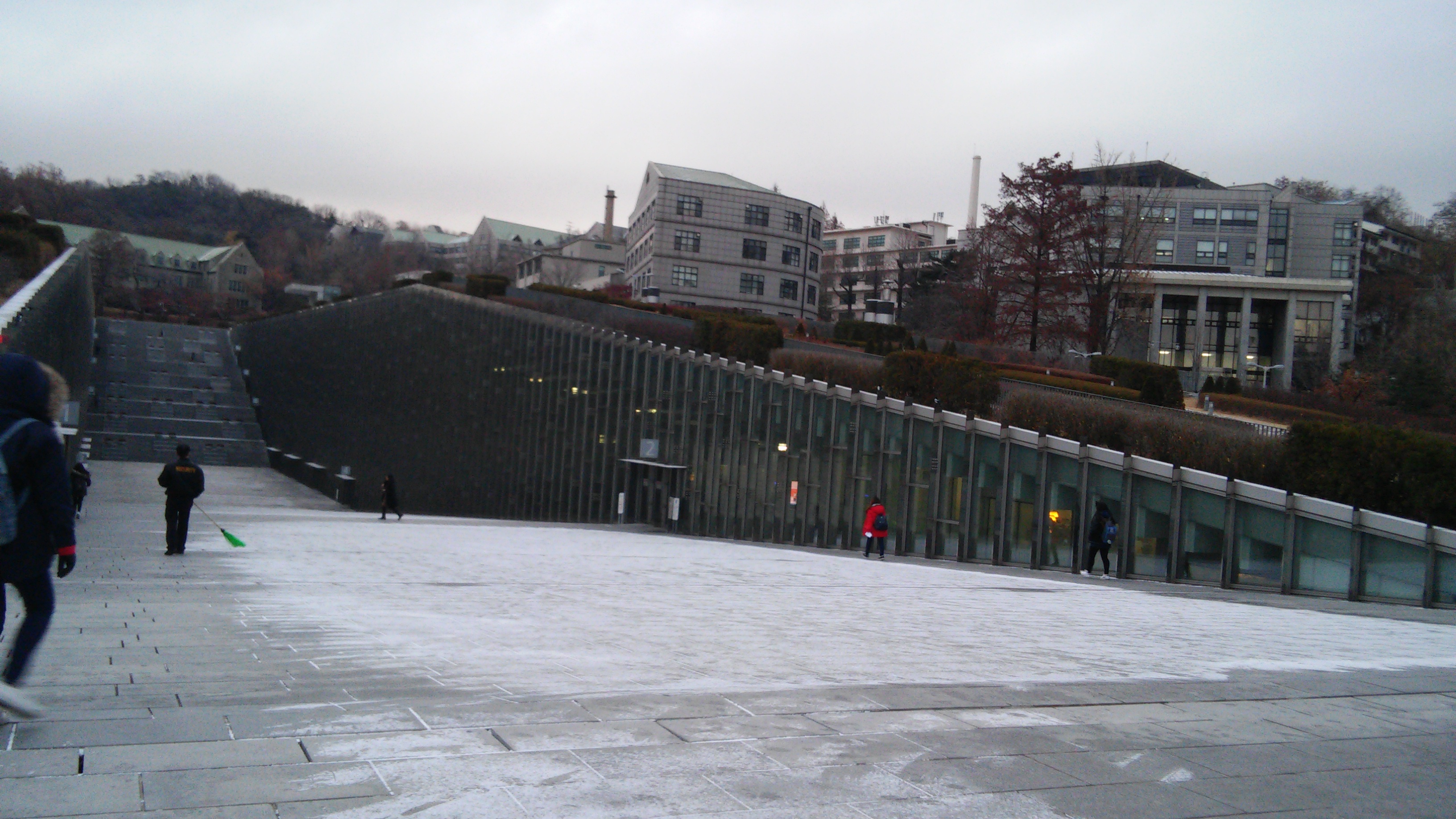 【初雪の日、梨花女子大学の正門から】